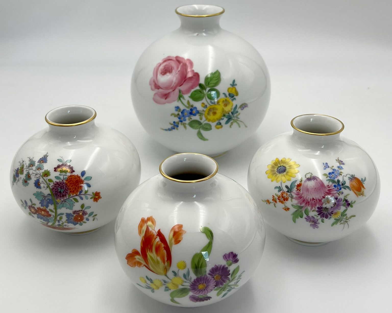Vier bauchige Vasen. Meissen. 1. Wahl. Blumendekor.