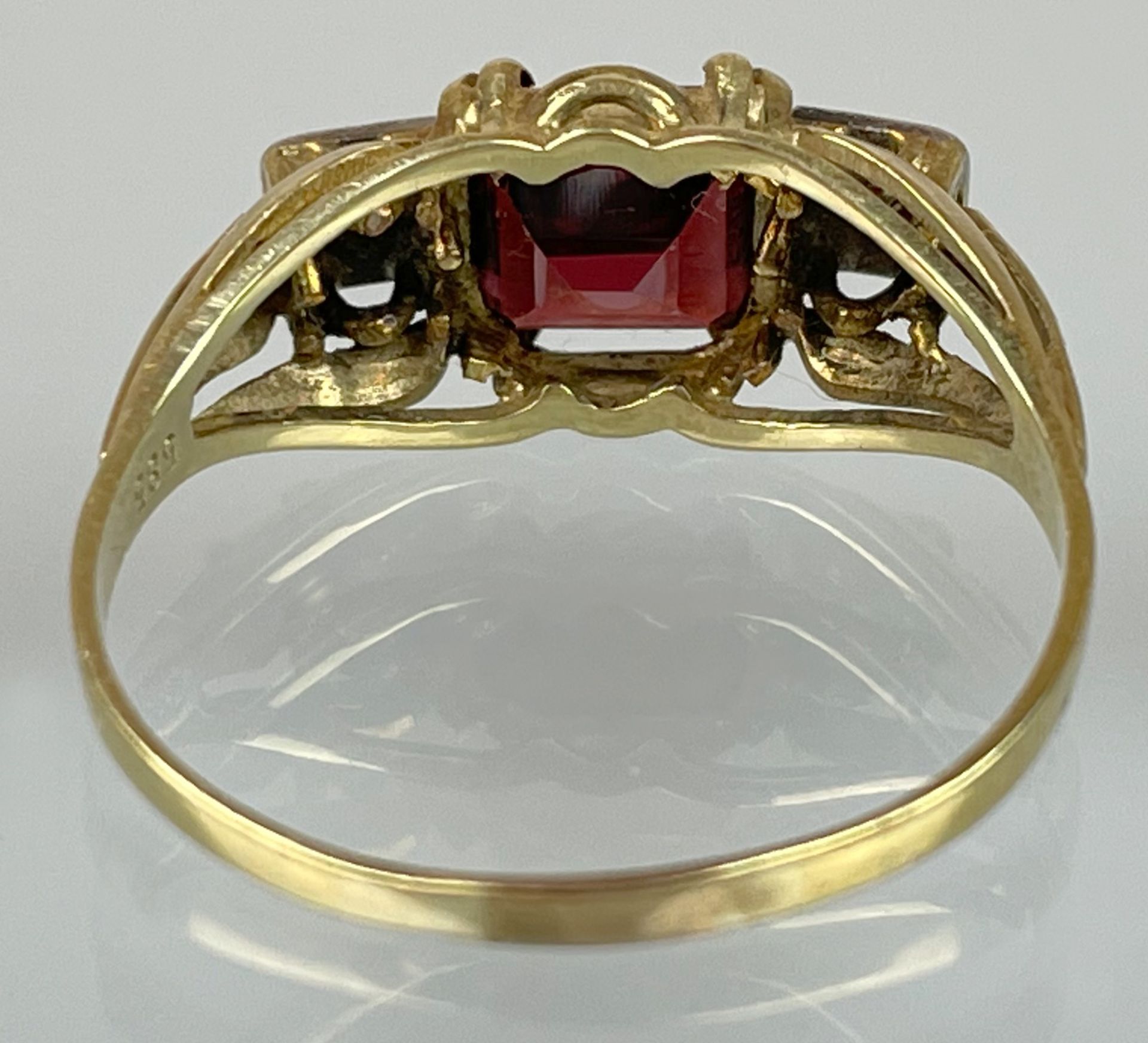 Damenring 585 Gelbgold / Weißgold mit 2 kleinen Diamanten und einem roten Farbstein. - Image 5 of 9
