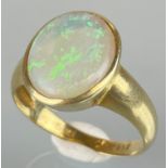 Damenring der Firma "Christ" 585 Gelbgold mit einer Opal-Scheibe.