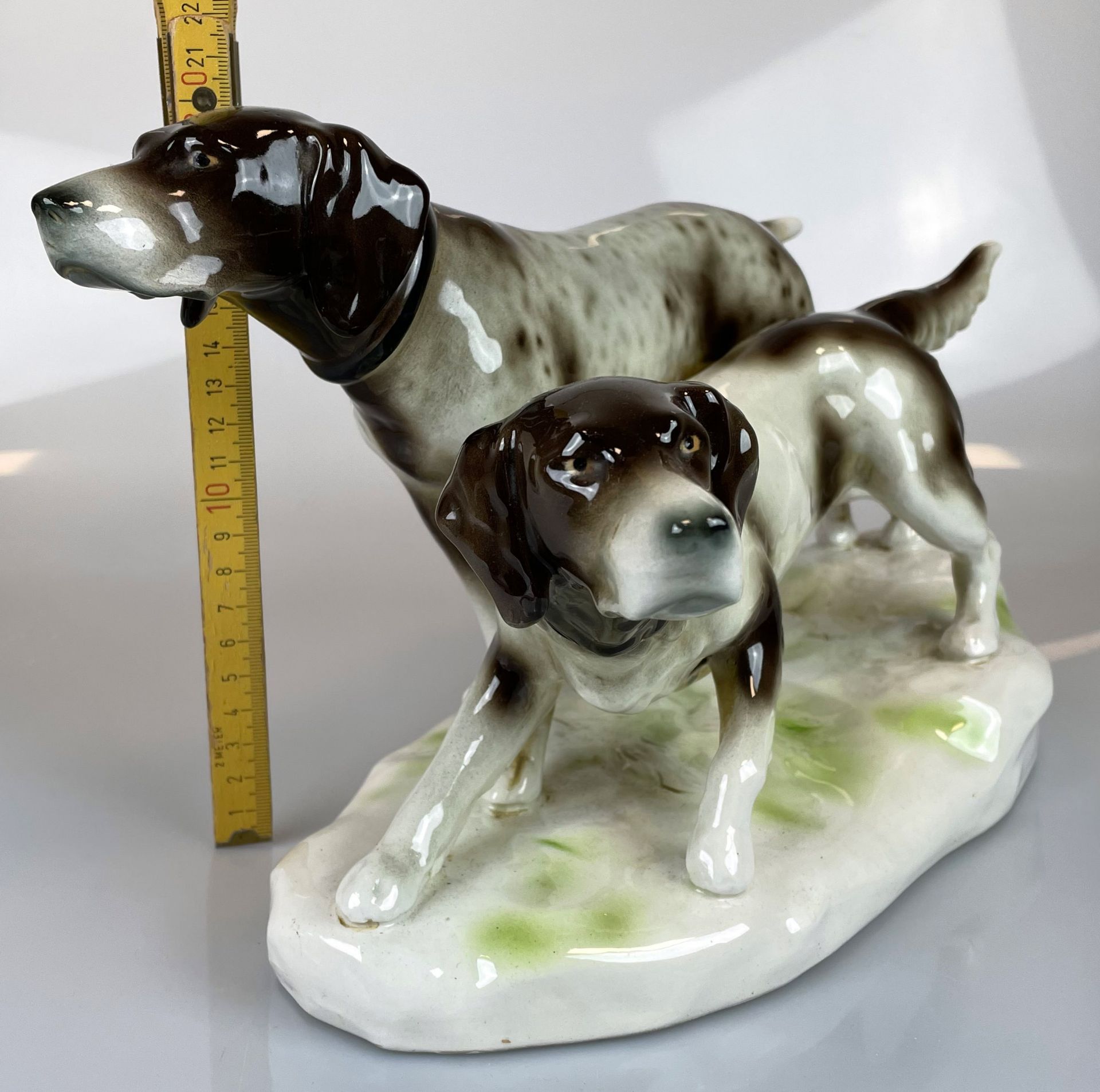 Große Porzellanfigur von Volkstedt. Englisch Pointer Jagdhunde. - Image 10 of 10