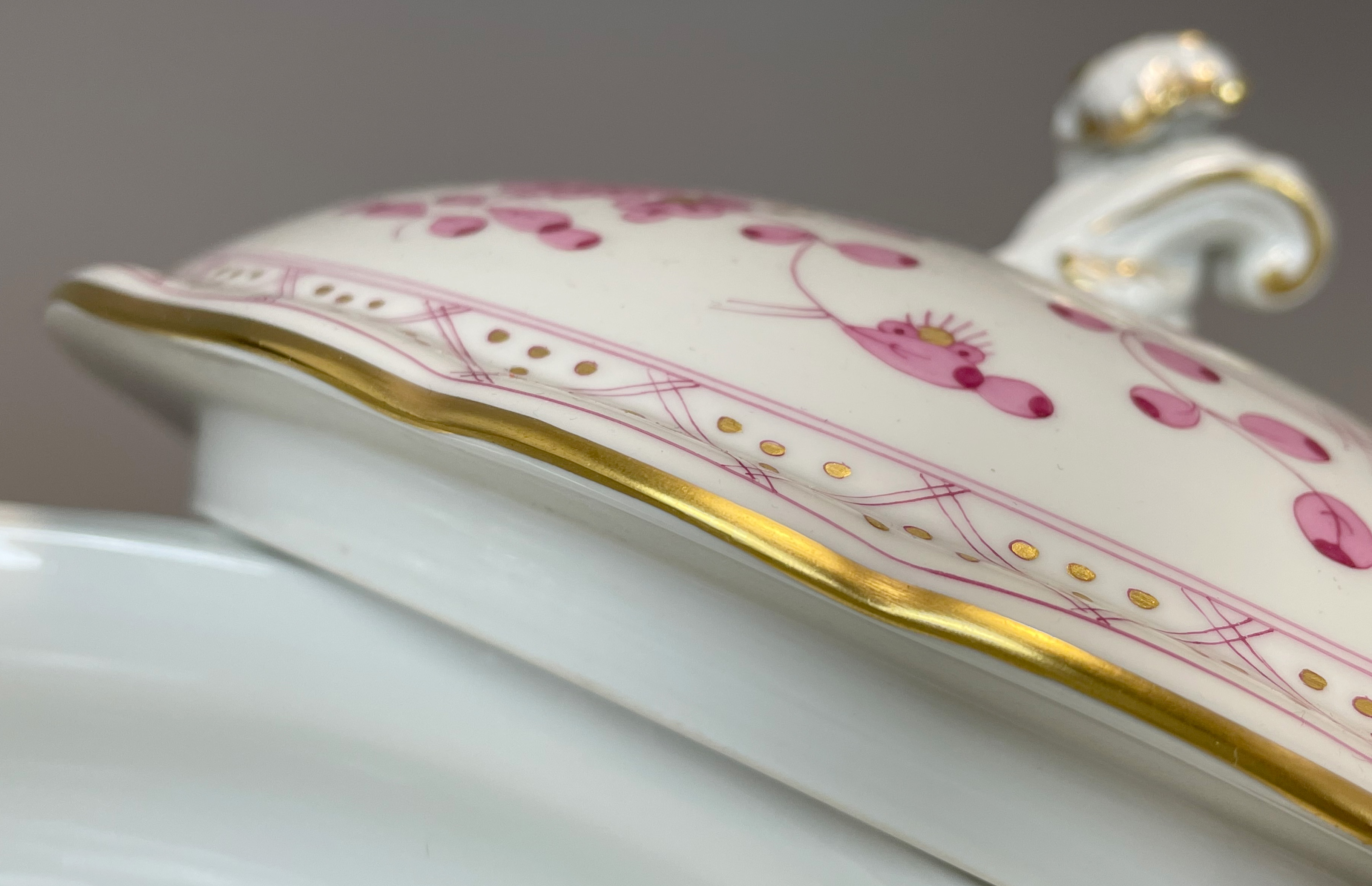 Runde Deckelterrine. Meissen. 1. Wahl. Dekor "Indisch Purpur". - Image 8 of 13