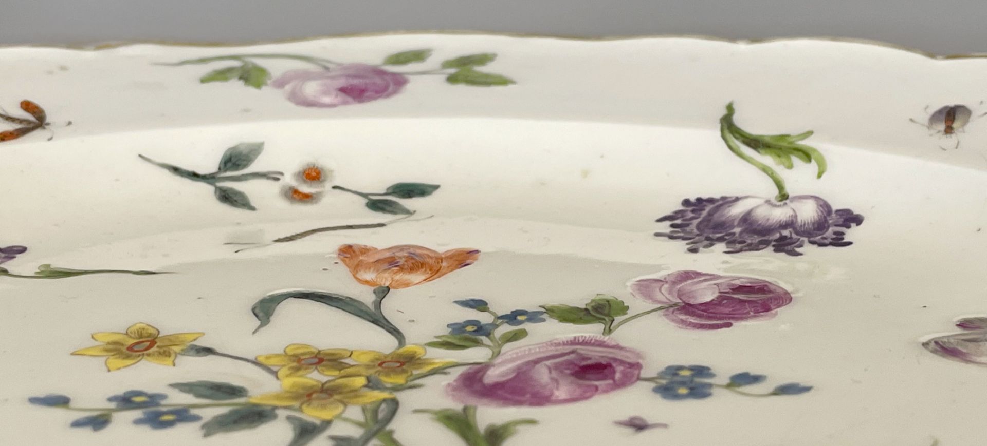 Antiker Teller Meissen mit Blumen- und Insektendekor. Wohl um 1750. - Image 8 of 11