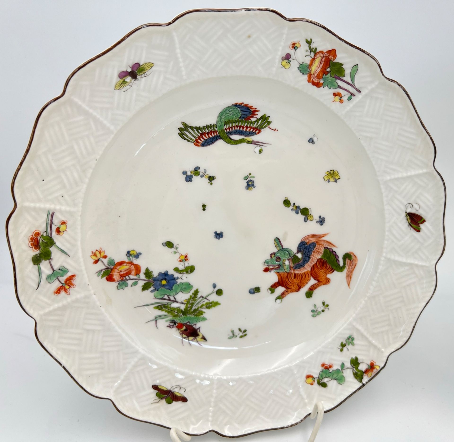 Teller von Meissen. "Kakiemon, Kranich und fliegender Hund". Dazu ein weiterer Teller. - Image 2 of 16