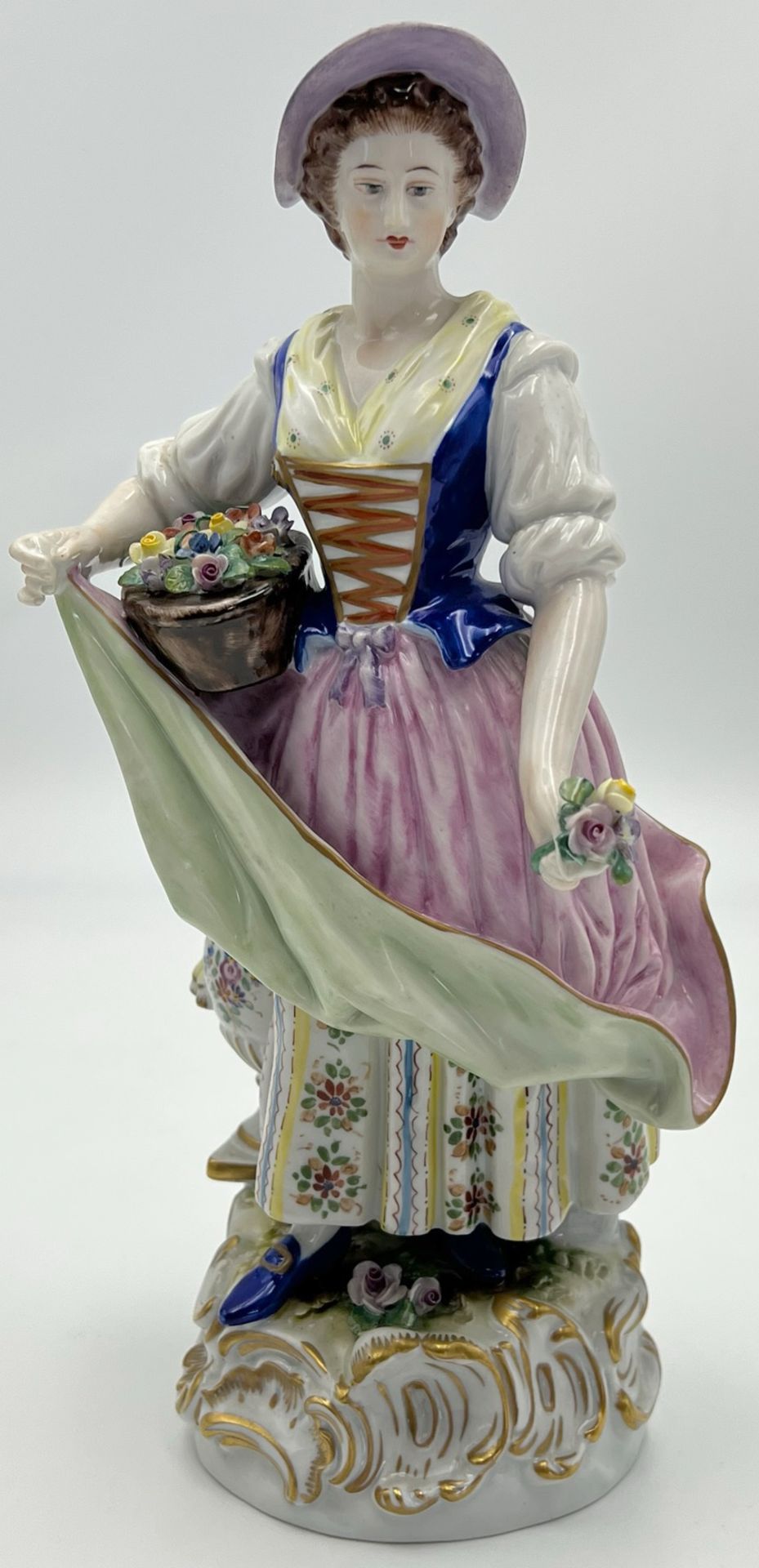 Porzellanfigur Blumenverkäuferin. Rudolstadt. Entwurf: Ernst Bohne (1854 - 1920).