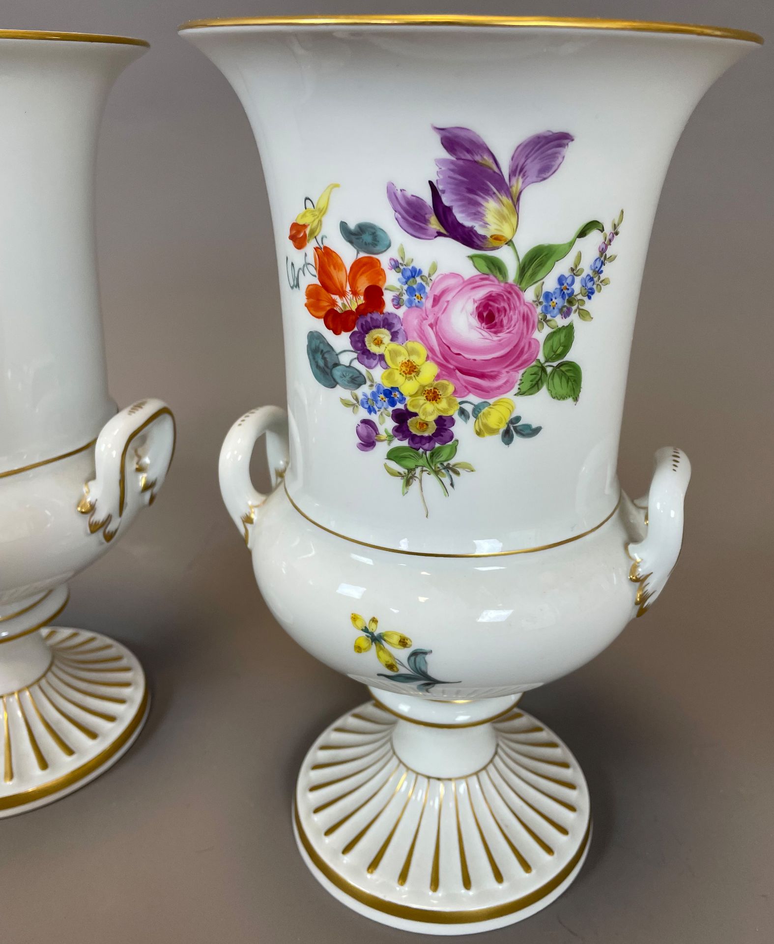 Ein Paar Pokalvasen mit Henkeln. Meissen. 1. Wahl. Blumendekor. - Image 3 of 14