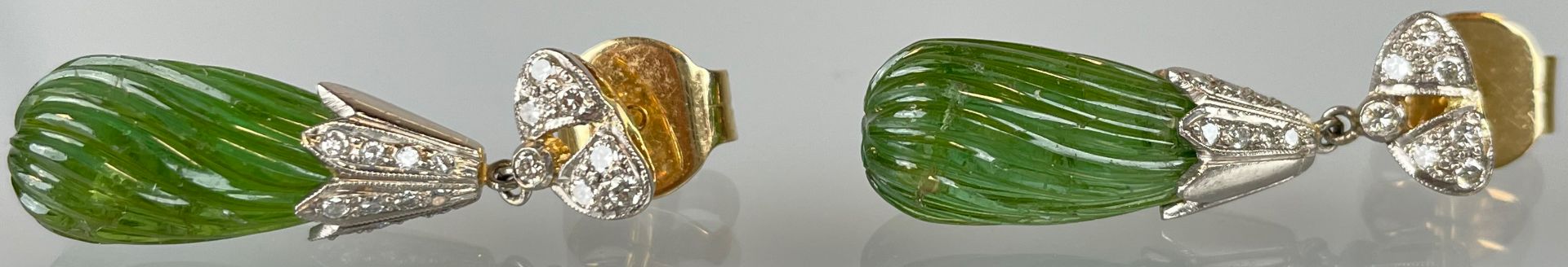 Paar Ohrstecker 750 Weißgold / Gelbgold mit Brillantbesatz und grünen Farbsteinen. - Bild 4 aus 9