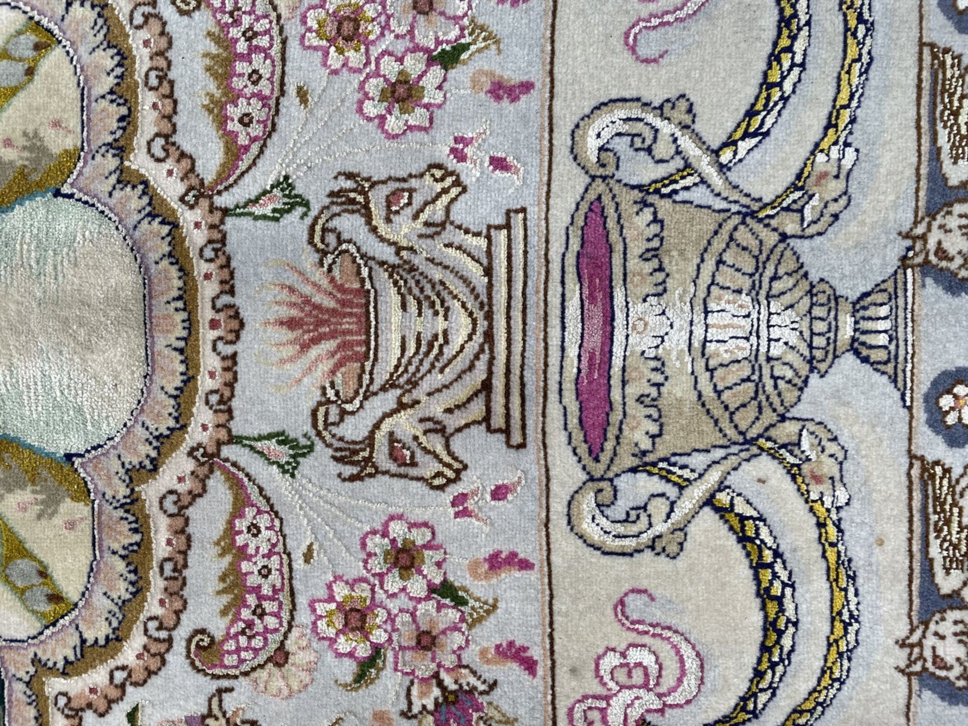 Täbriz Iran. Bildteppich mit Korkwolle mit Seide auf Seide. Signiert. - Bild 8 aus 10