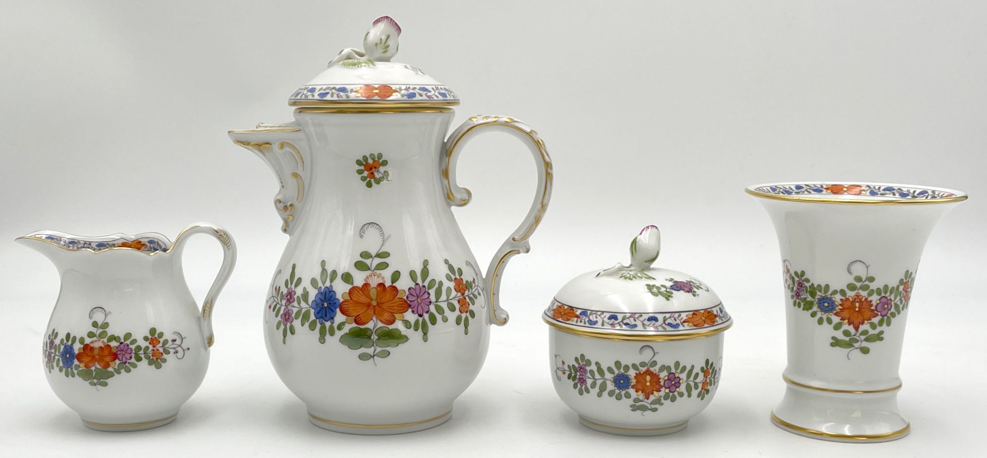 4 Porzellanteile. Meissen. 1. Wahl. Dekor: "Indische Blumenmalerei". - Bild 2 aus 18