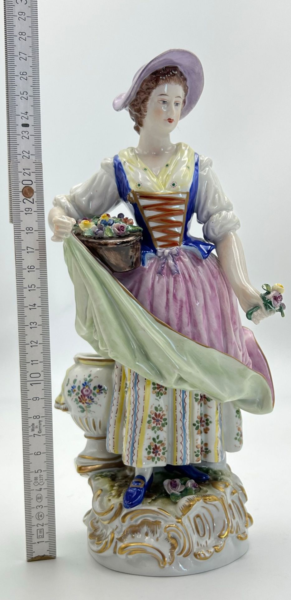 Porzellanfigur Blumenverkäuferin. Rudolstadt. Entwurf: Ernst Bohne (1854 - 1920). - Bild 17 aus 17