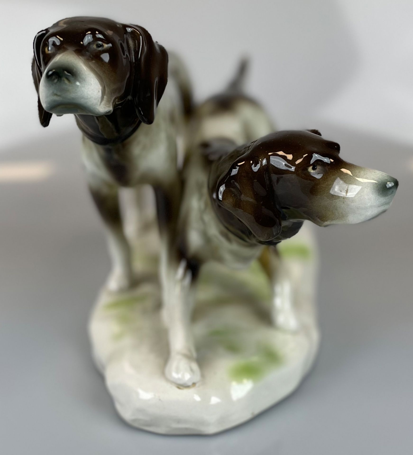 Große Porzellanfigur von Volkstedt. Englisch Pointer Jagdhunde. - Image 5 of 10