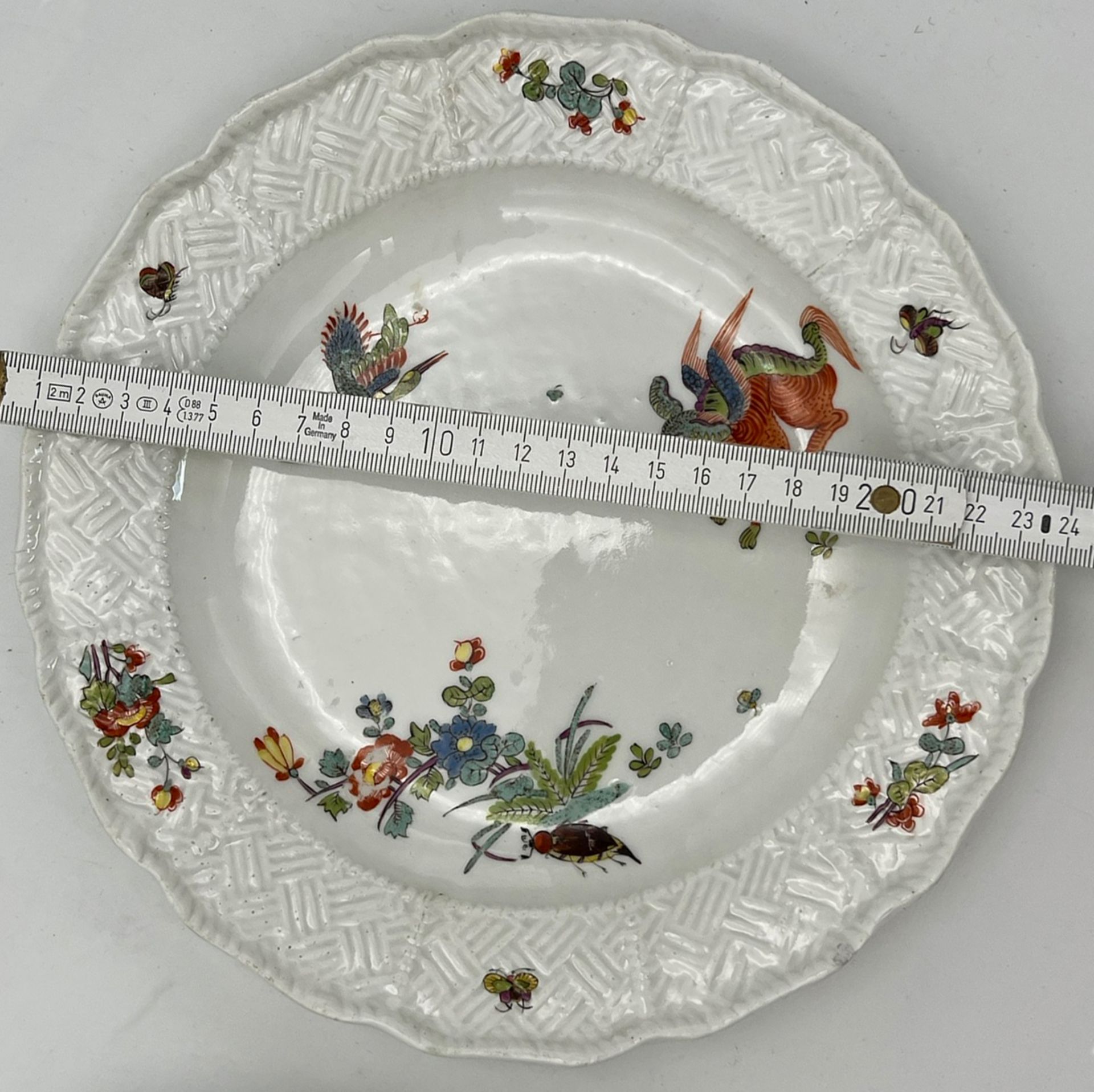 Teller von Meissen. "Kakiemon, Kranich und fliegender Hund". Dazu ein weiterer Teller. - Image 16 of 16