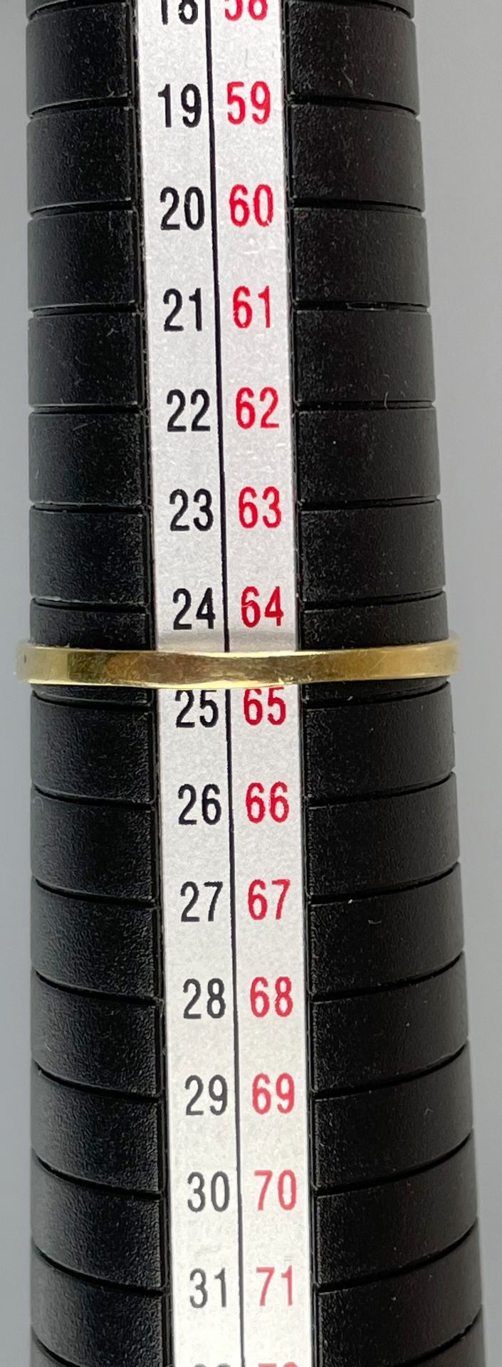 Damenring 585 Gelbgold / Weißgold mit 2 kleinen Diamanten und einem roten Farbstein. - Image 8 of 9