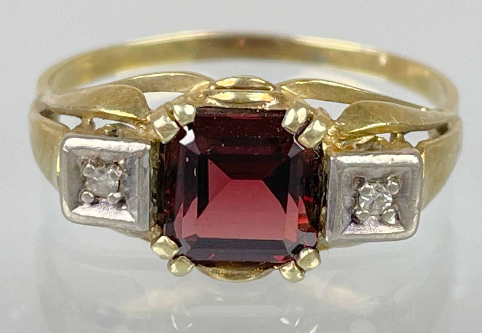 Damenring 585 Gelbgold / Weißgold mit 2 kleinen Diamanten und einem roten Farbstein. - Image 3 of 9