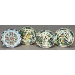 Vier Keramikteller. Drei Teller von Delft mit Pfau.