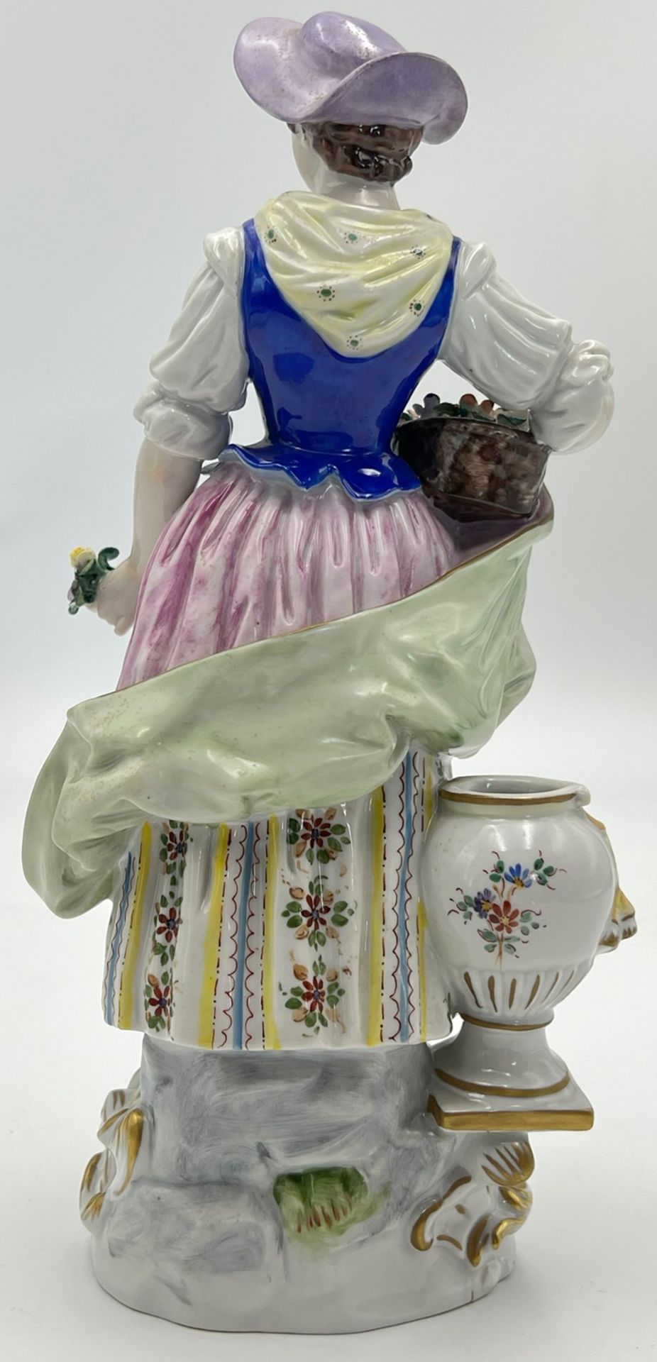 Porzellanfigur Blumenverkäuferin. Rudolstadt. Entwurf: Ernst Bohne (1854 - 1920). - Bild 4 aus 17