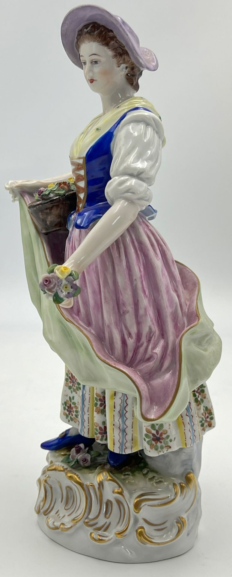 Porzellanfigur Blumenverkäuferin. Rudolstadt. Entwurf: Ernst Bohne (1854 - 1920). - Bild 2 aus 17