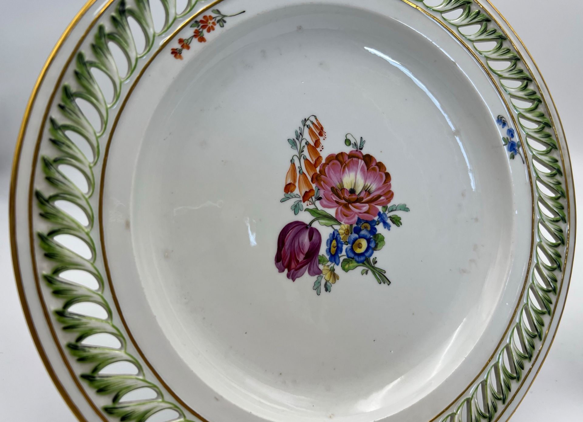 Zwei Teller mit Blumendekor. Meissen. Marcolini-Zeit. - Image 3 of 12