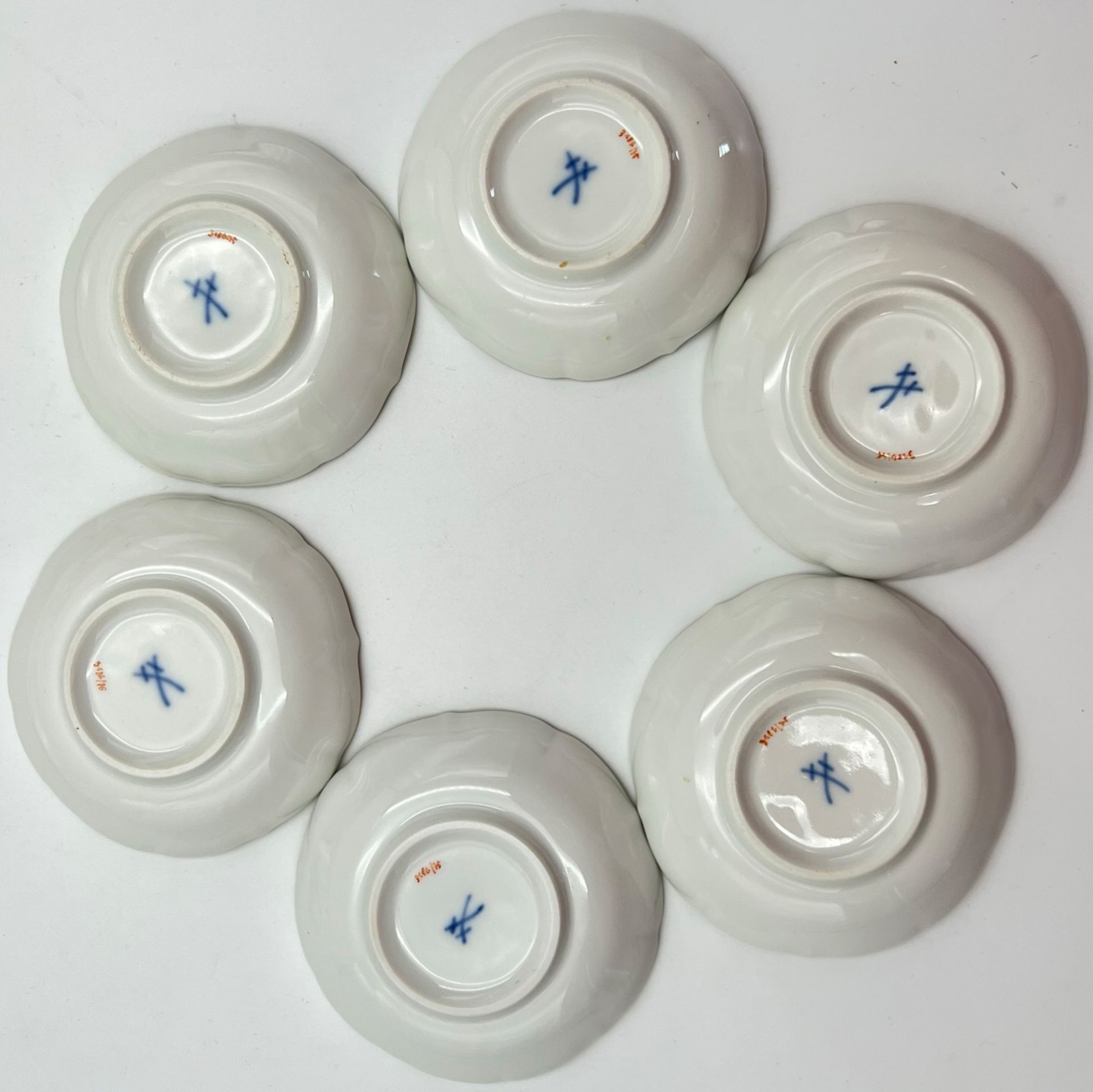 8 Schalen von Meissen. 1. Wahl. Kakiemon: Chinesischer Drache mit Storch. - Bild 5 aus 12