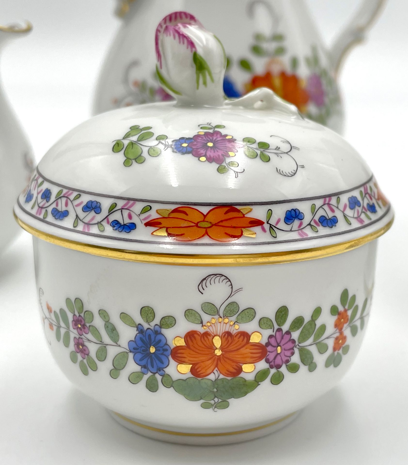 4 Porzellanteile. Meissen. 1. Wahl. Dekor: "Indische Blumenmalerei". - Bild 8 aus 18