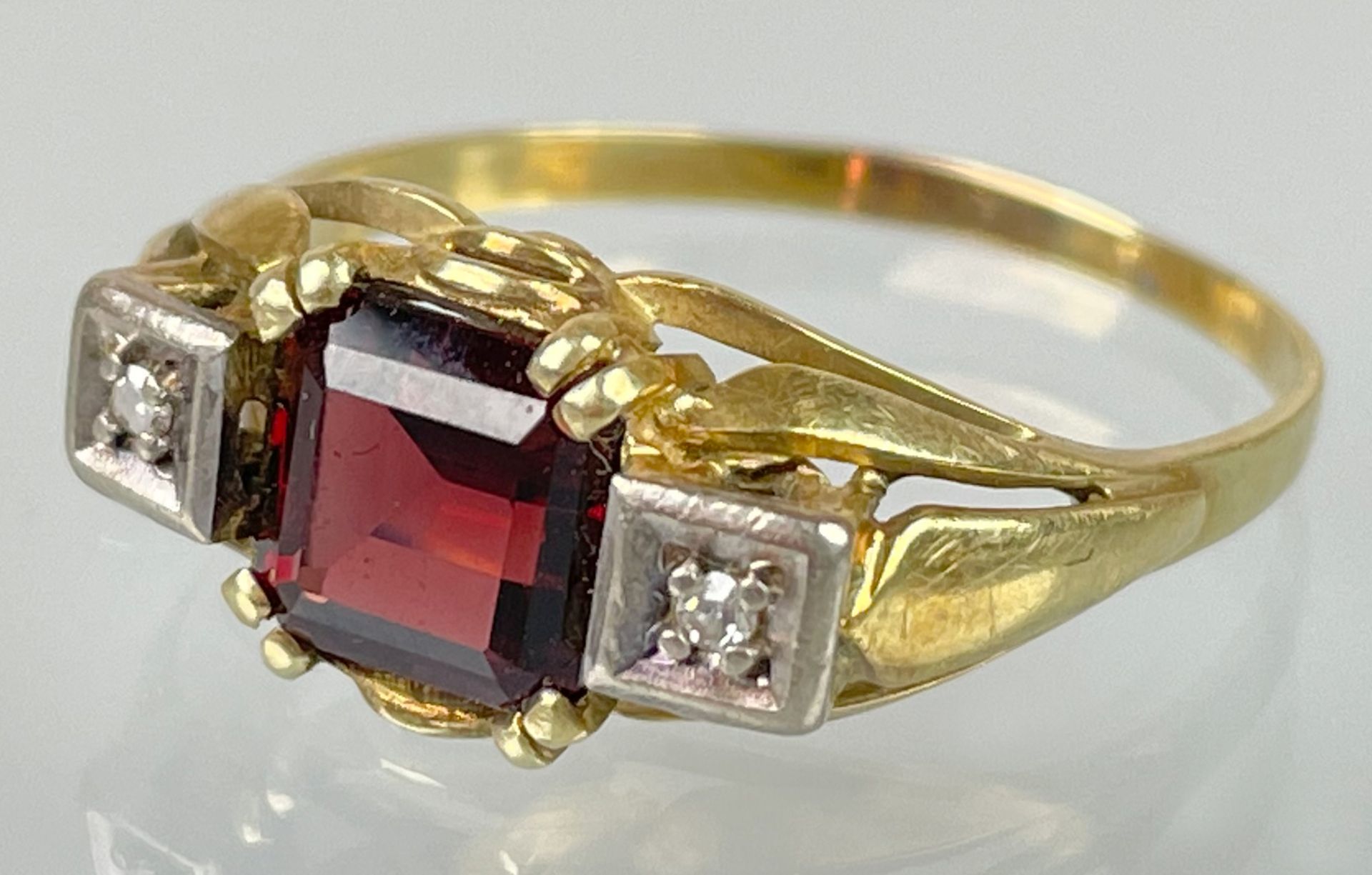 Damenring 585 Gelbgold / Weißgold mit 2 kleinen Diamanten und einem roten Farbstein. - Image 2 of 9