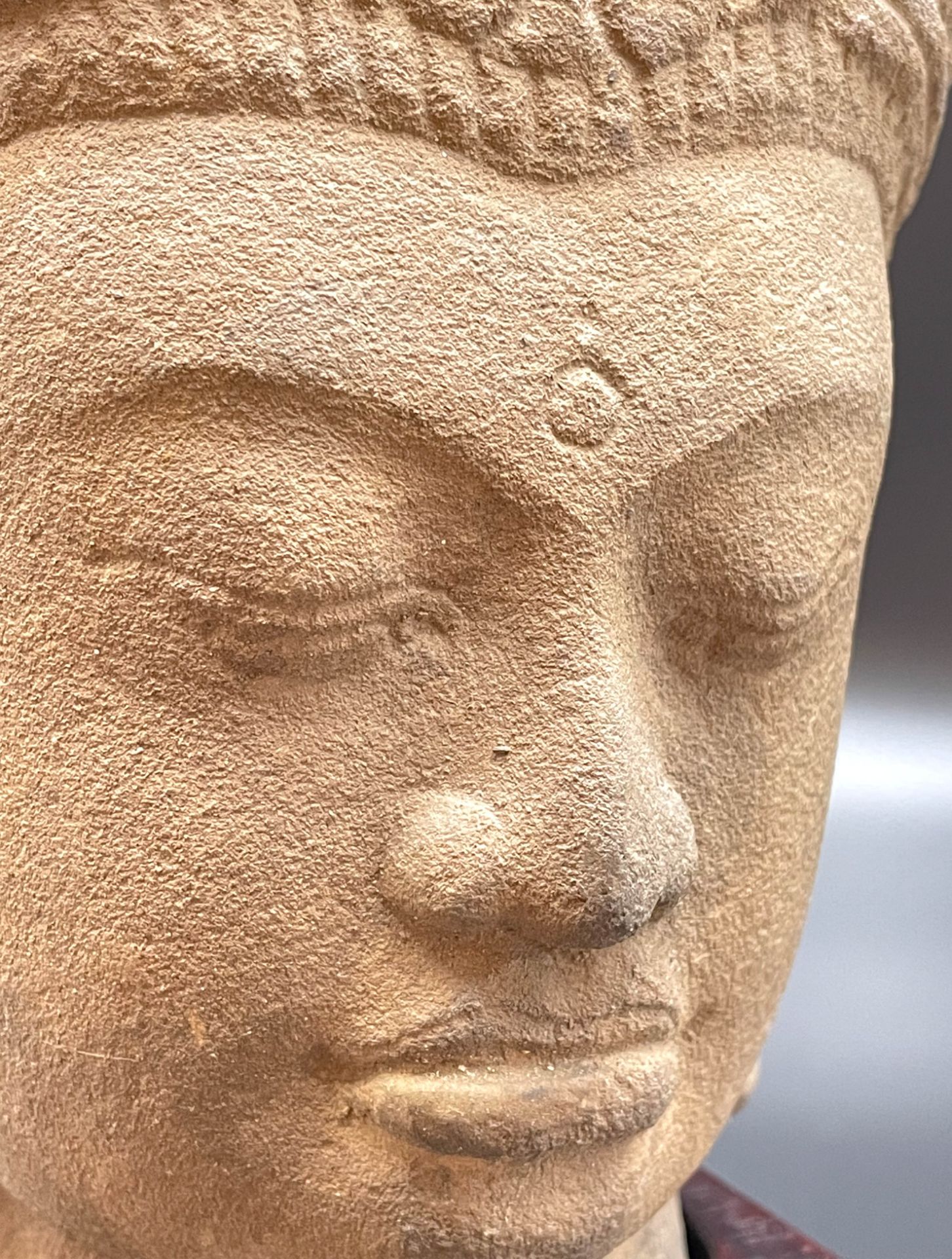 Kopf eines Bodhisattwas mit der Krone. Kambodscha. Prä-Angkor-Periode. Wohl 8. Jahrhundert. - Bild 6 aus 13