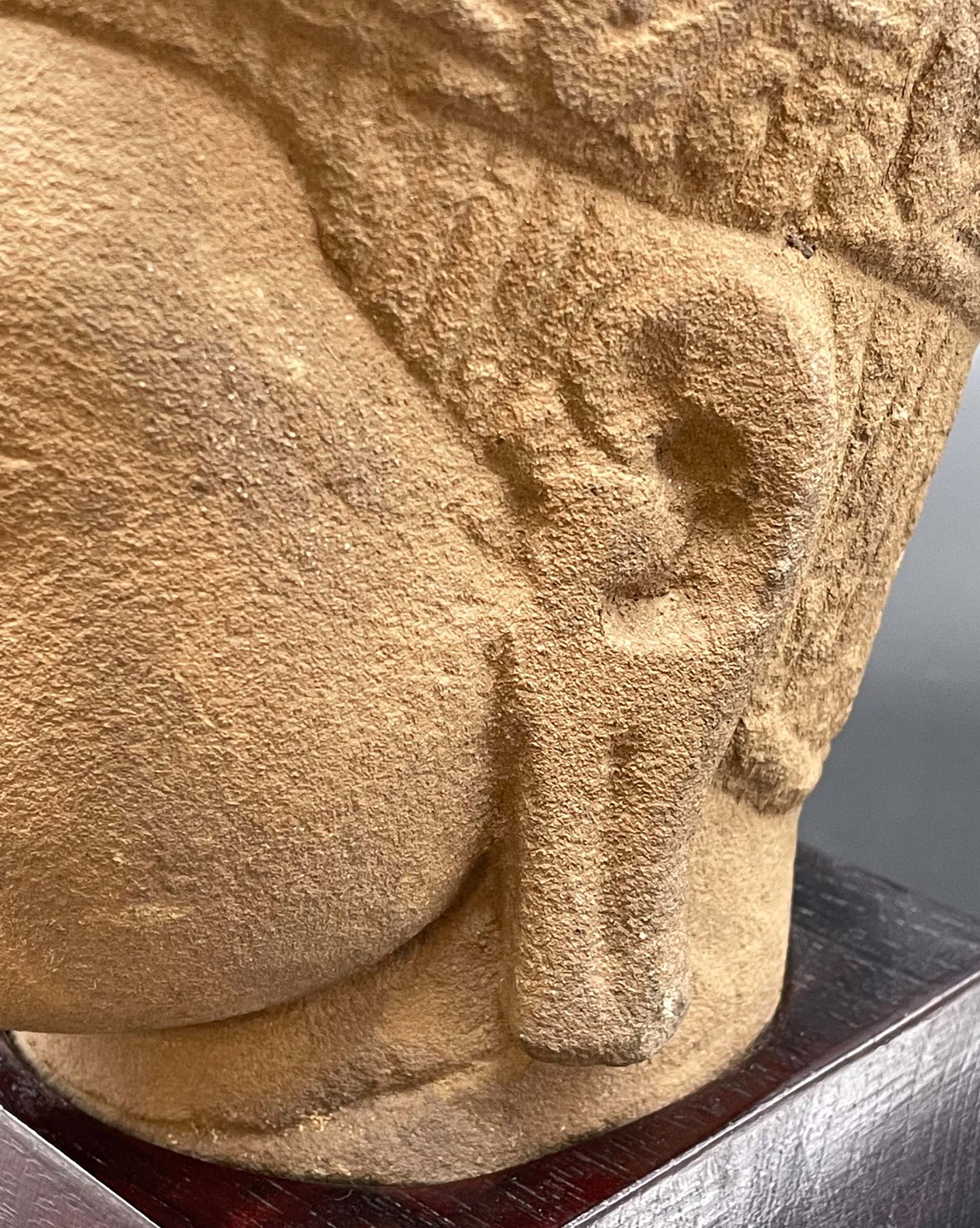 Kopf eines Bodhisattwas mit der Krone. Kambodscha. Prä-Angkor-Periode. Wohl 8. Jahrhundert. - Bild 9 aus 13