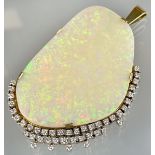 Anhänger mit einem großen Opal und 43 Brillanten in 585 Gelbgold- und Weißgold-Fassung.