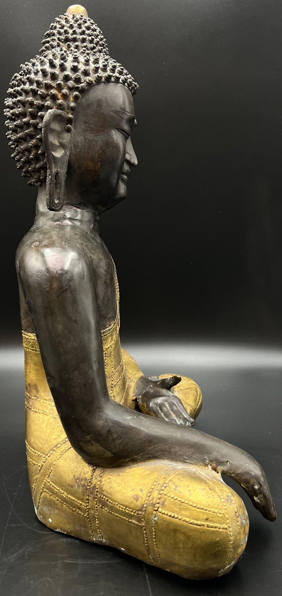 Sitzender Buddha. 19. / 20. Jahrhundert. Südasien. - Bild 4 aus 17