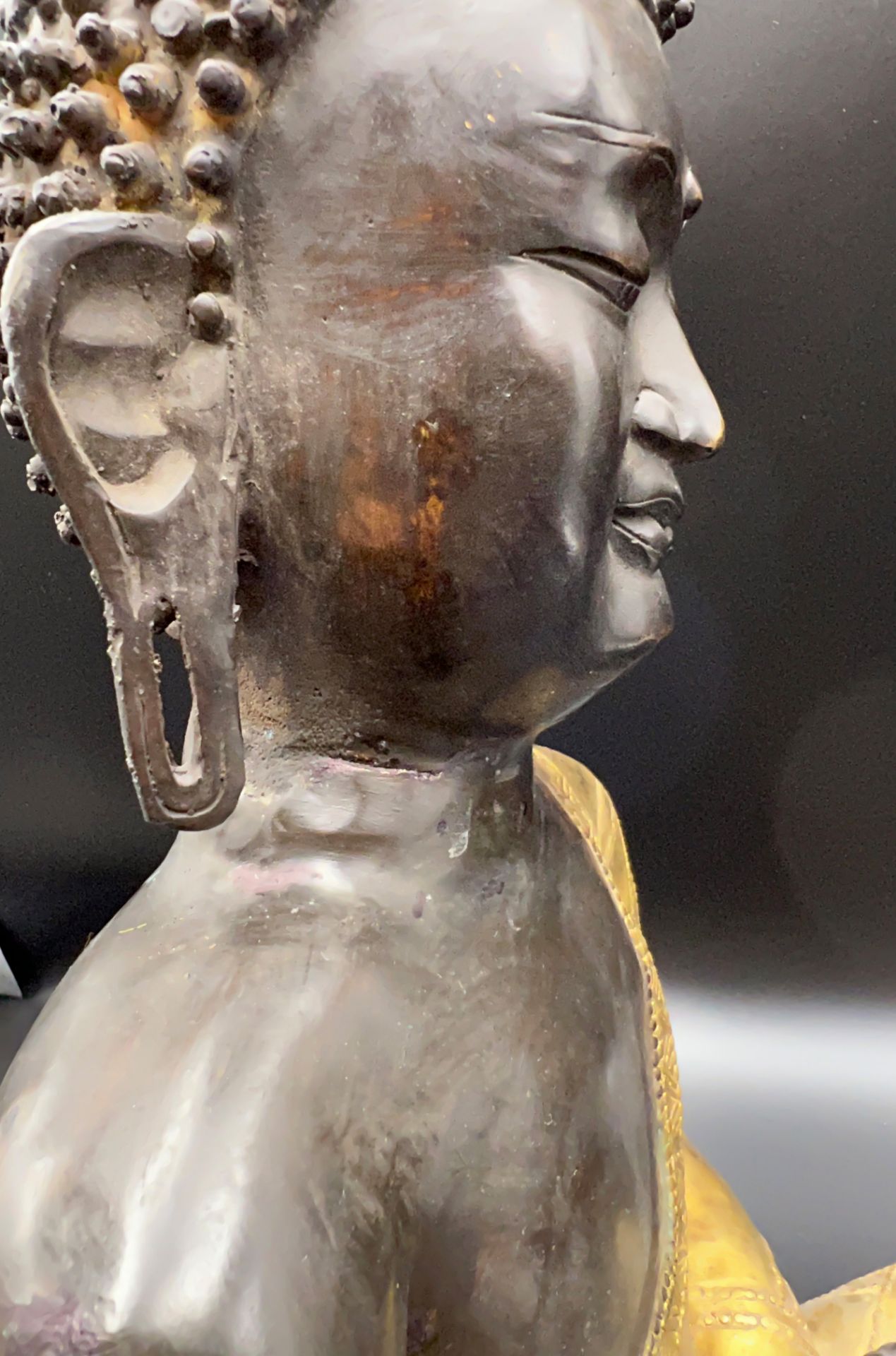 Sitzender Buddha. 19. / 20. Jahrhundert. Südasien. - Bild 6 aus 17