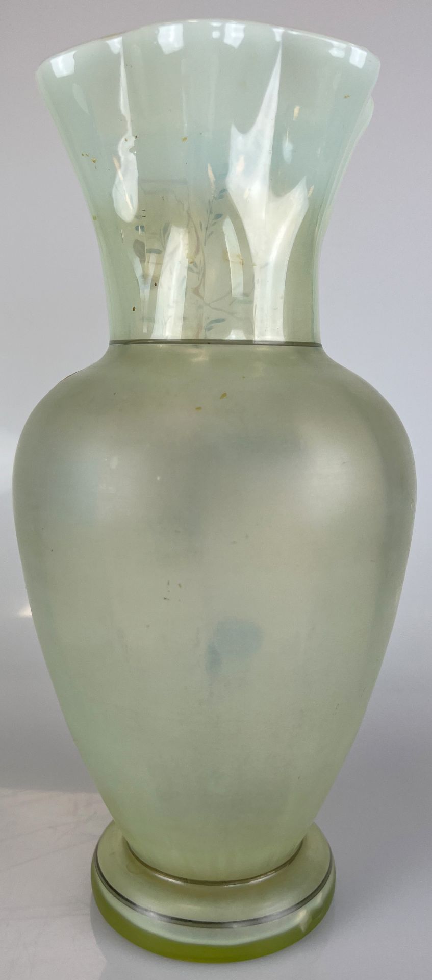 Opalglas-Uranglasvase, wohl Böhmen, um 1900. - Image 3 of 11