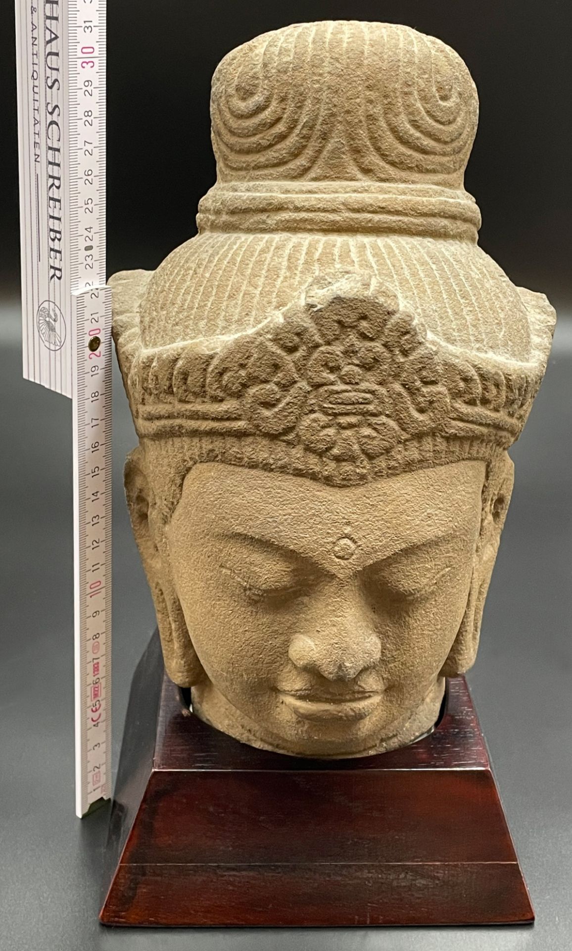 Kopf eines Bodhisattwas mit der Krone. Kambodscha. Prä-Angkor-Periode. Wohl 8. Jahrhundert. - Bild 13 aus 13