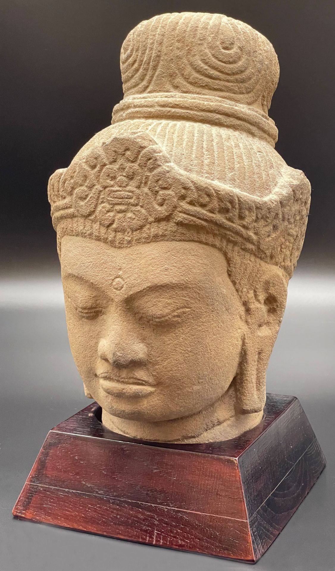 Kopf eines Bodhisattwas mit der Krone. Kambodscha. Prä-Angkor-Periode. Wohl 8. Jahrhundert. - Bild 2 aus 13