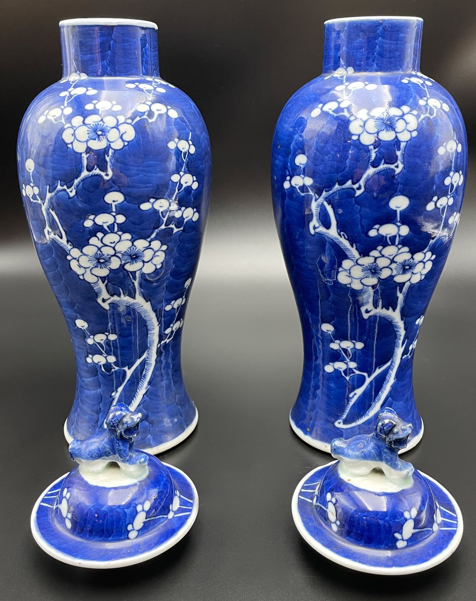 Zwei Vasen mit Pflaumenblütendekor. China. 19. Jahrhundert. - Bild 5 aus 9