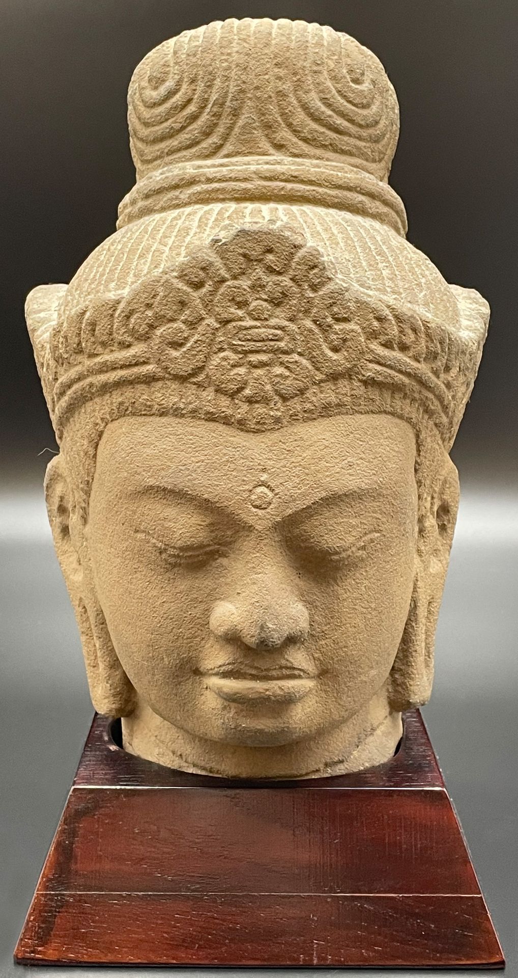 Kopf eines Bodhisattwas mit der Krone. Kambodscha. Prä-Angkor-Periode. Wohl 8. Jahrhundert.