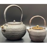 Zwei Teekannen aus Eisen. Japan. 20. Jahrhundert.