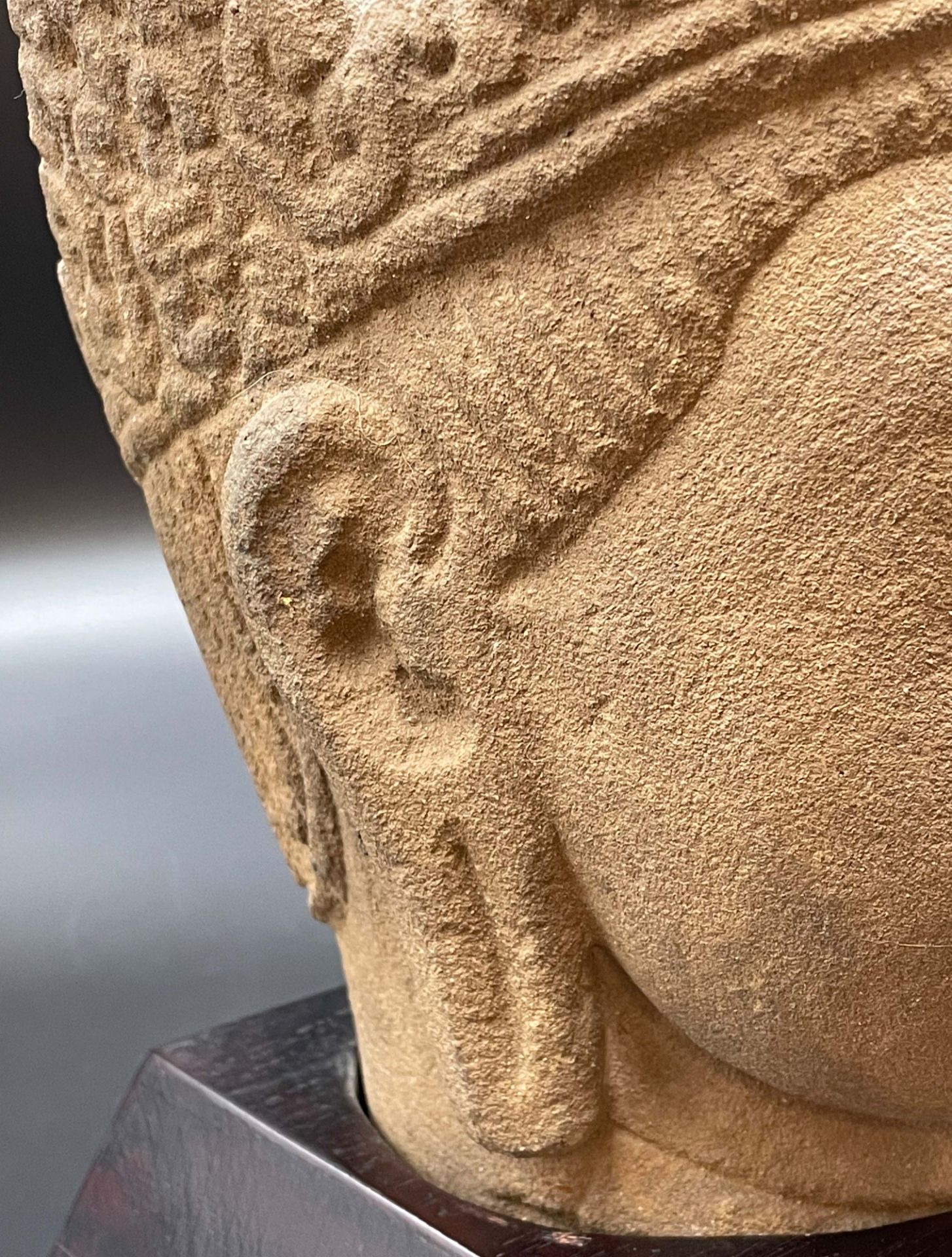 Kopf eines Bodhisattwas mit der Krone. Kambodscha. Prä-Angkor-Periode. Wohl 8. Jahrhundert. - Bild 8 aus 13