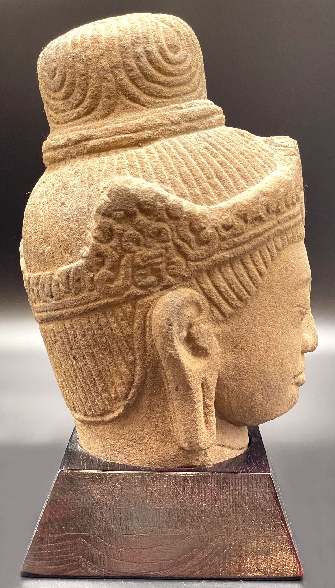 Kopf eines Bodhisattwas mit der Krone. Kambodscha. Prä-Angkor-Periode. Wohl 8. Jahrhundert. - Bild 5 aus 13