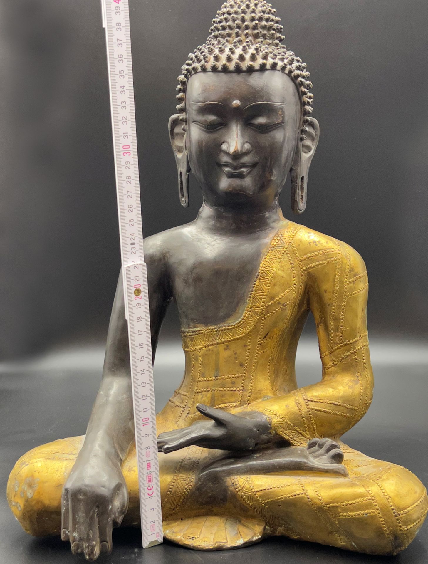 Sitzender Buddha. 19. / 20. Jahrhundert. Südasien. - Bild 15 aus 17