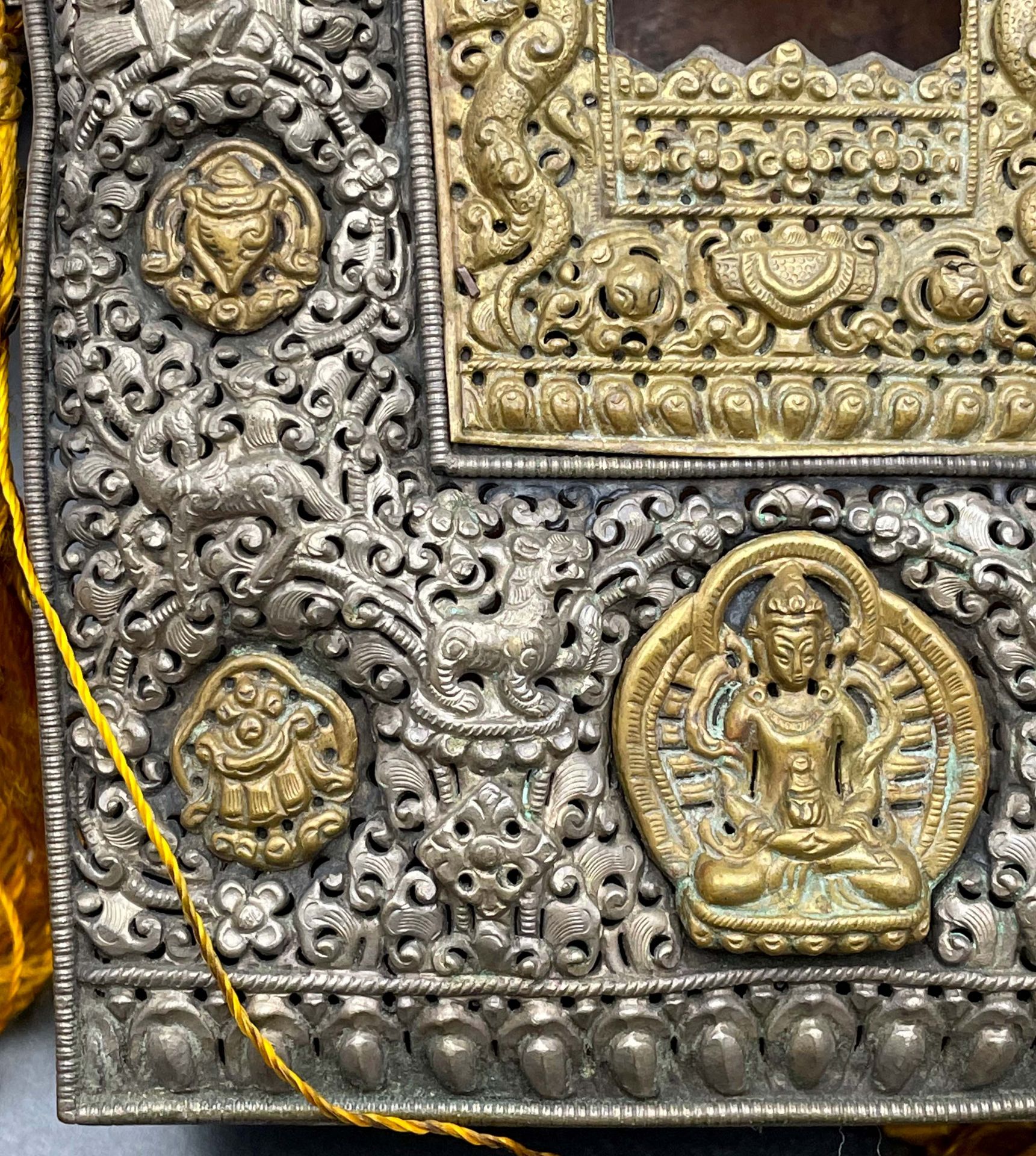 Reisealtar bzw. Gau. Tibet / Nepal. Wohl 18./19. Jahrhundert. - Bild 9 aus 13