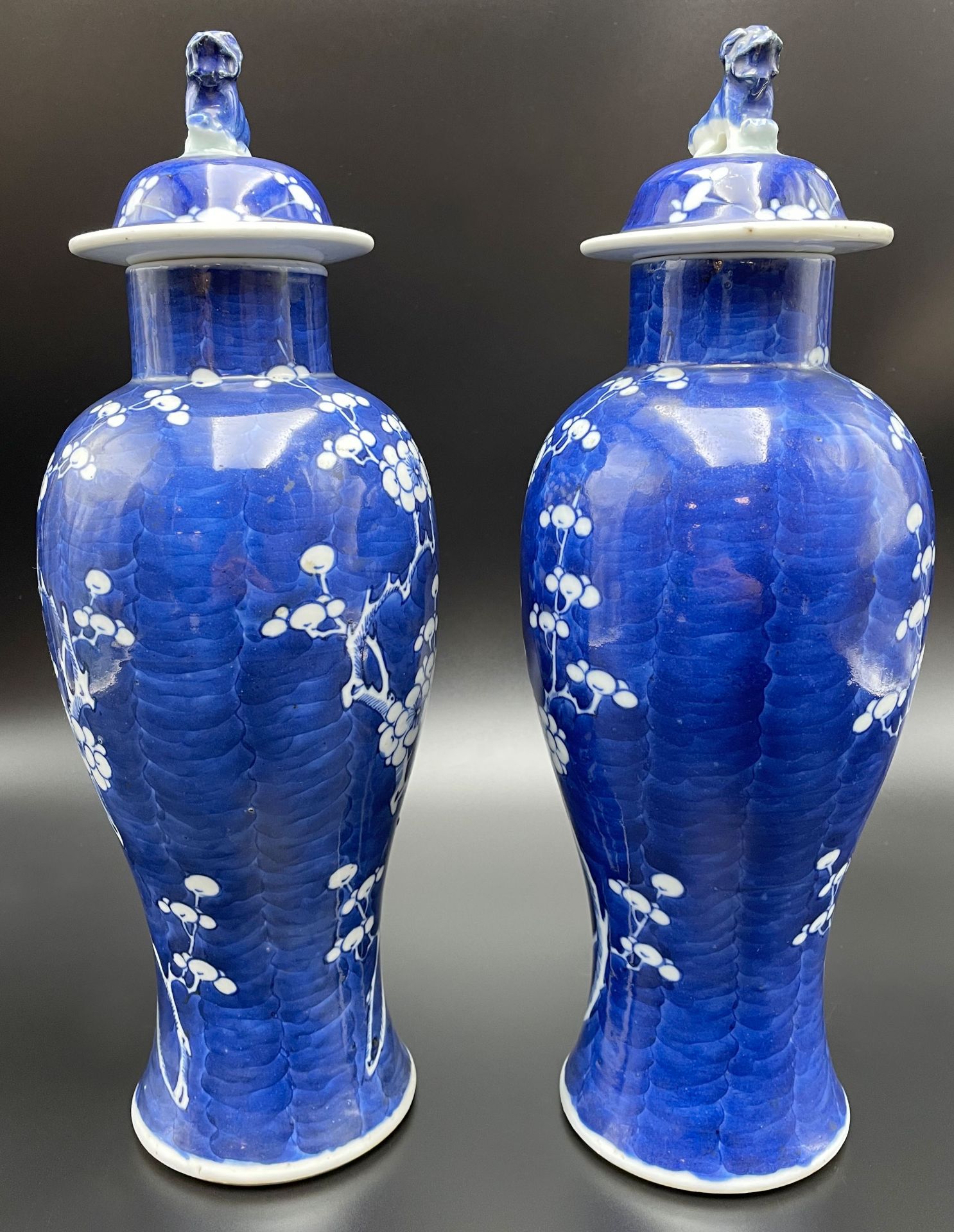 Zwei Vasen mit Pflaumenblütendekor. China. 19. Jahrhundert. - Bild 2 aus 9