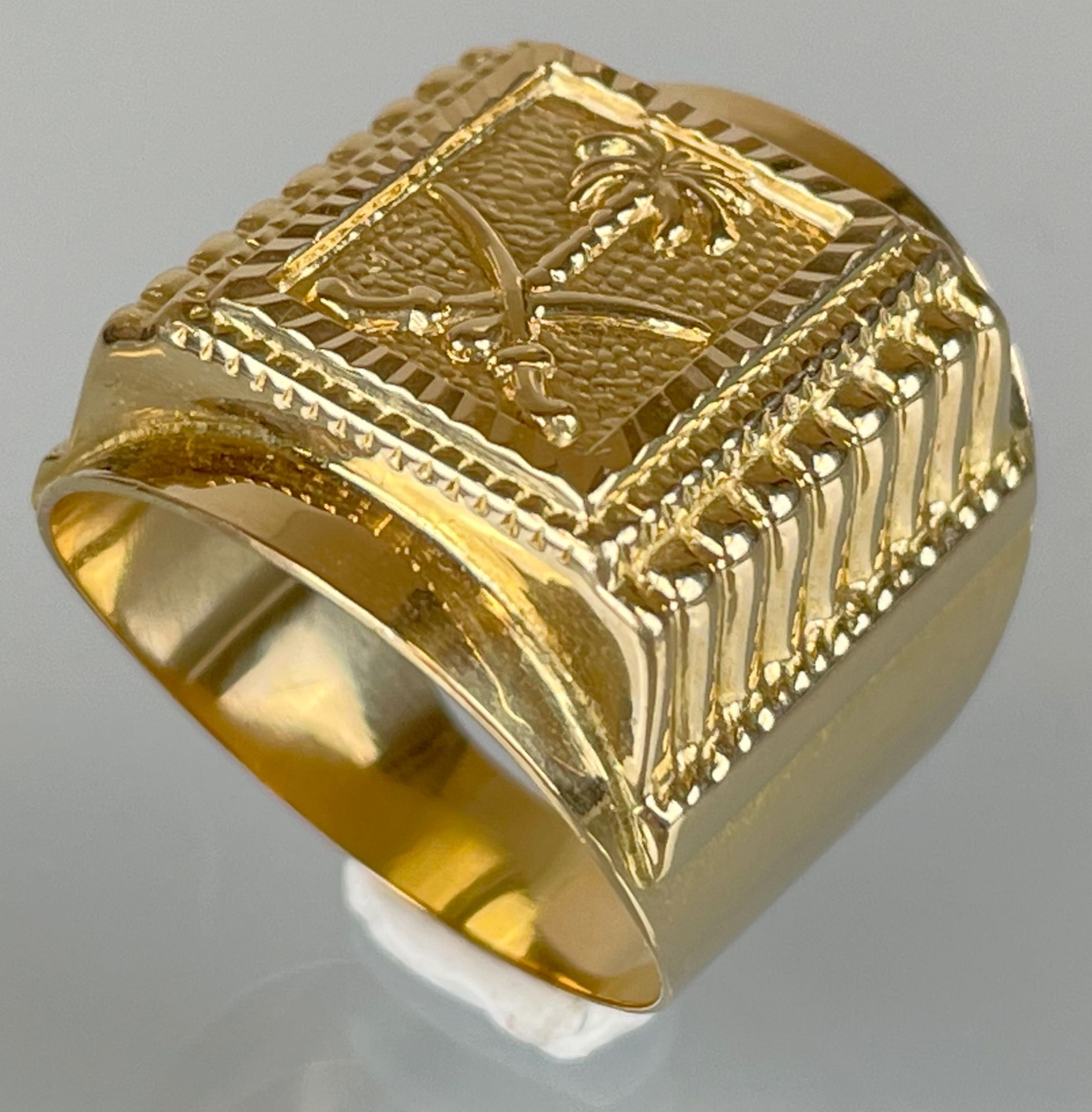 Herrenring mit Saudi Arabien Symbol, 750 Gelbgold.