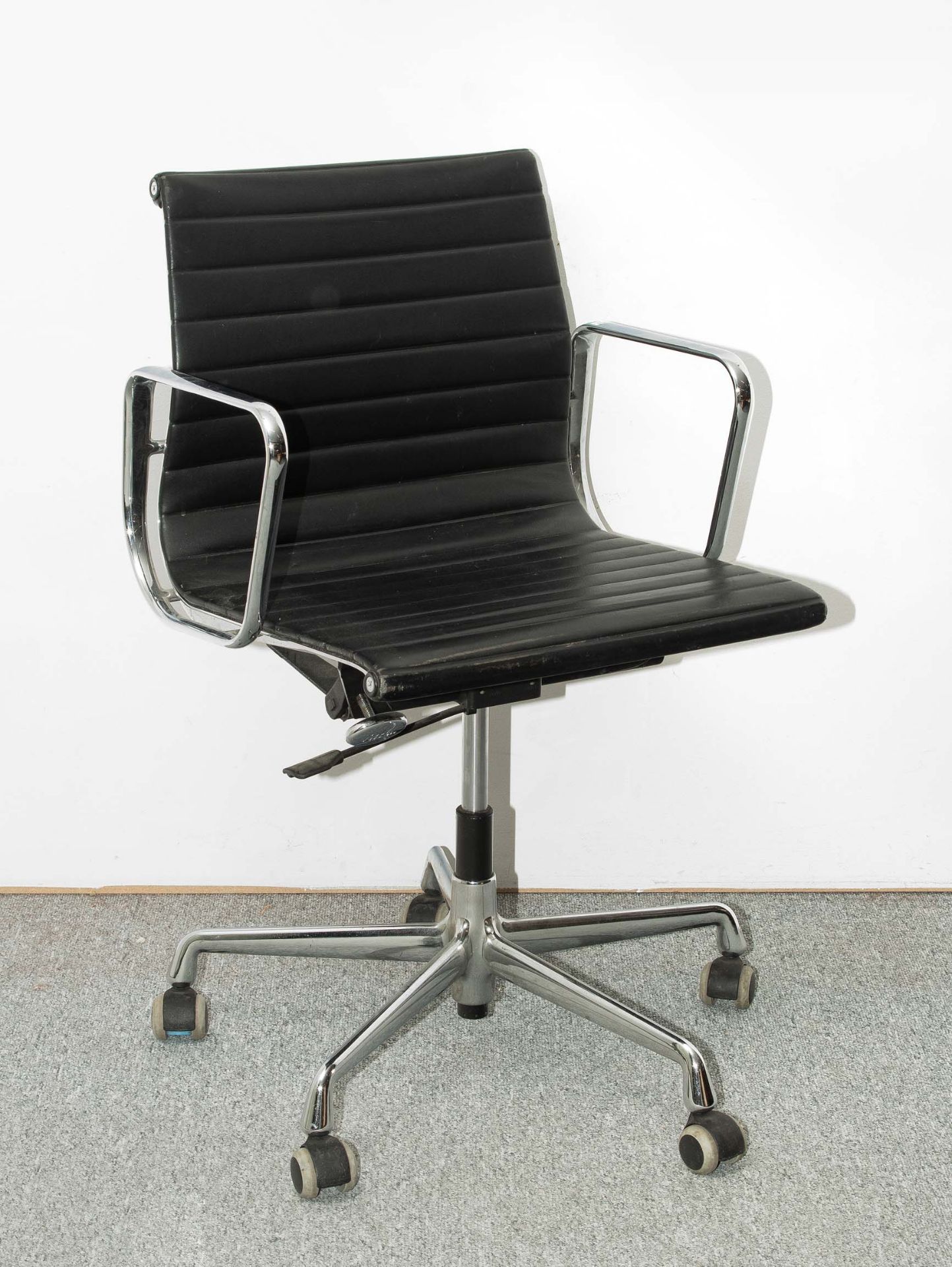 Charles & Ray Eames, Aluminium Chair "EA 117"