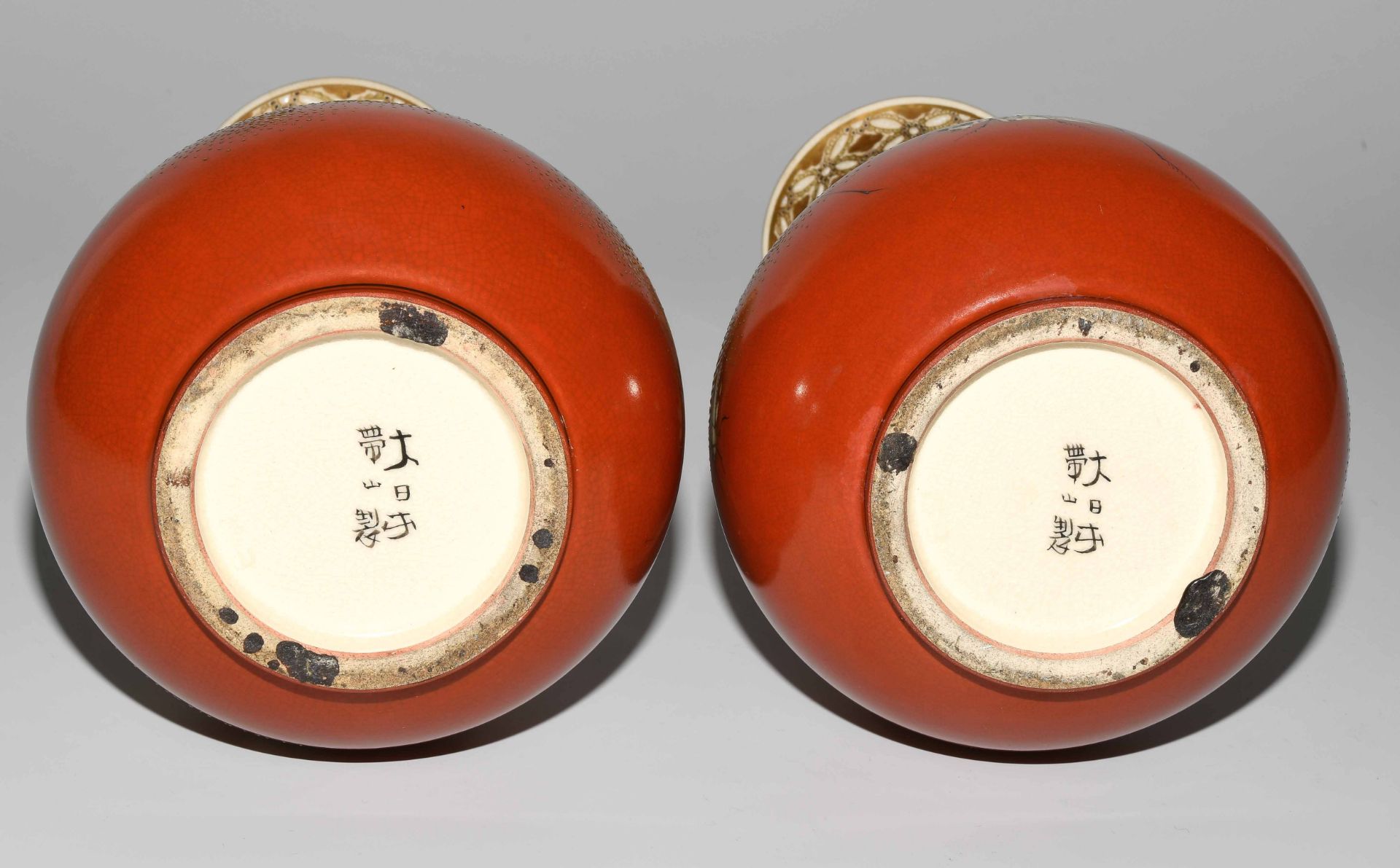 1 Paar Satsuma-Vasen von Taizan Yohei IX (1856– 1922), zugeschrieben. - Bild 8 aus 11