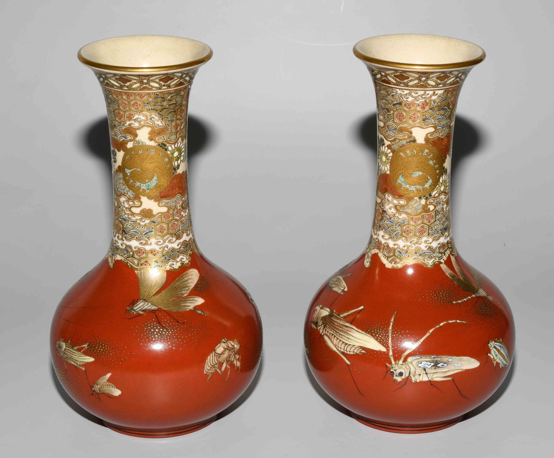 1 Paar Satsuma-Vasen von Taizan Yohei IX (1856– 1922), zugeschrieben. - Bild 2 aus 11