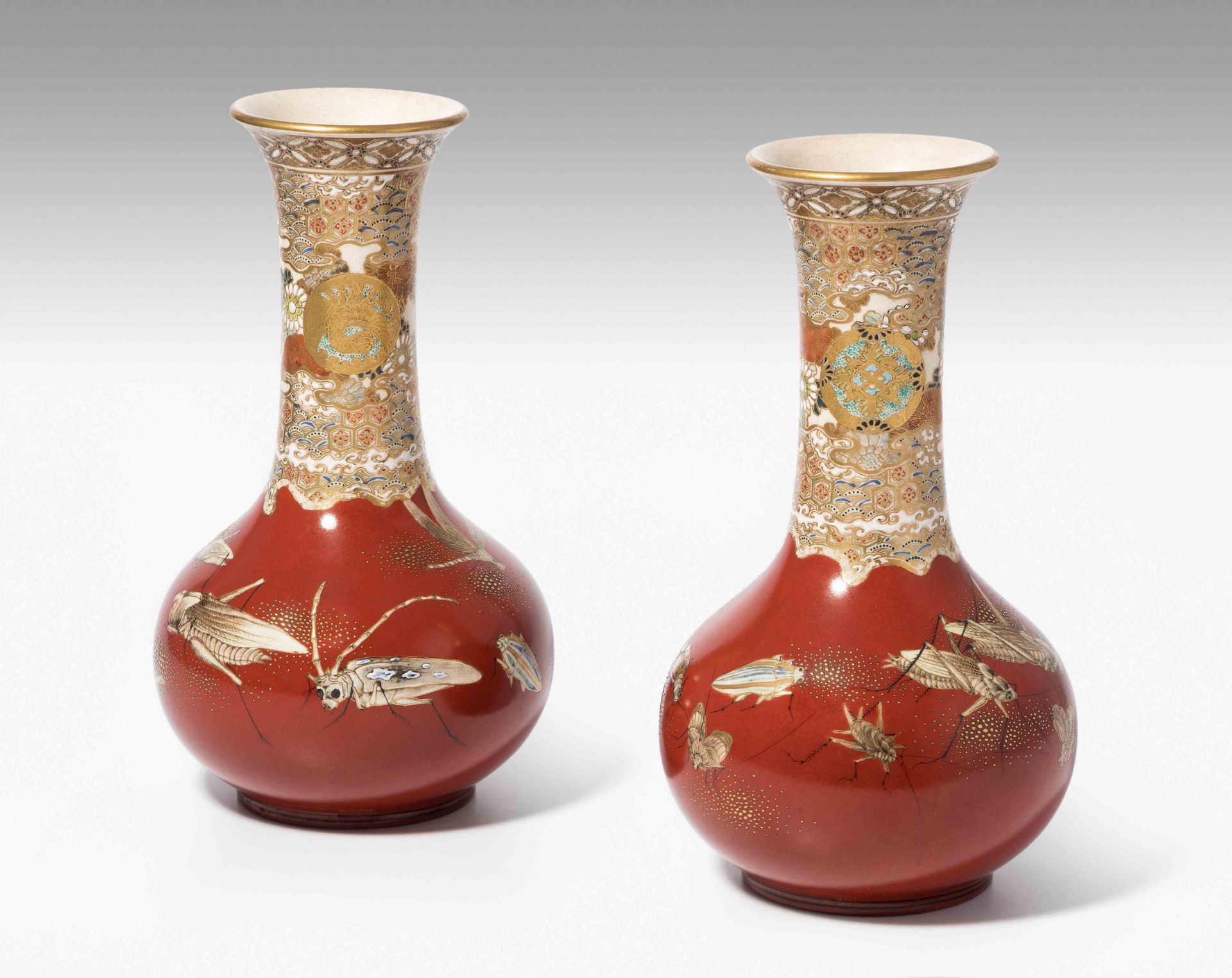 1 Paar Satsuma-Vasen von Taizan Yohei IX (1856– 1922), zugeschrieben.