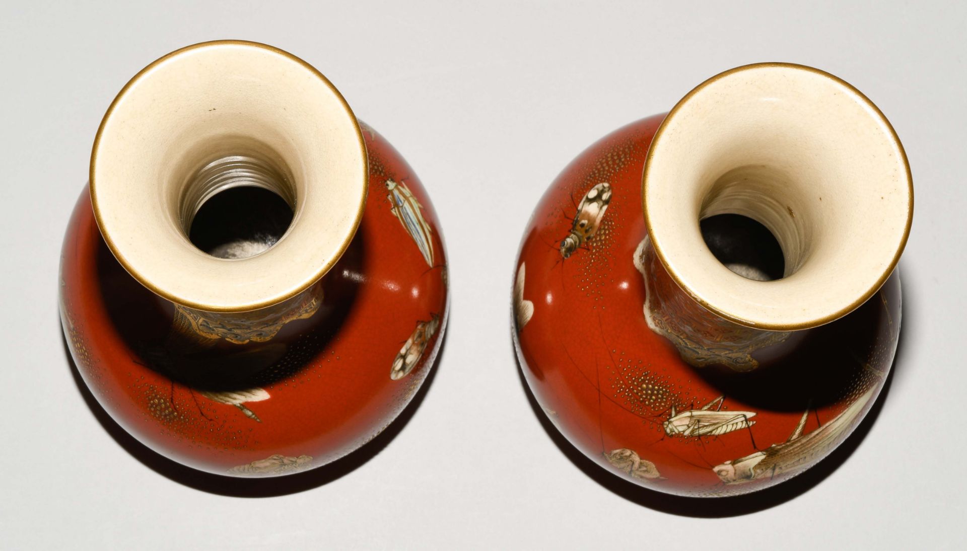 1 Paar Satsuma-Vasen von Taizan Yohei IX (1856– 1922), zugeschrieben. - Bild 9 aus 11