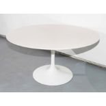 Eero Saarinen, Esstisch "Pedestal"