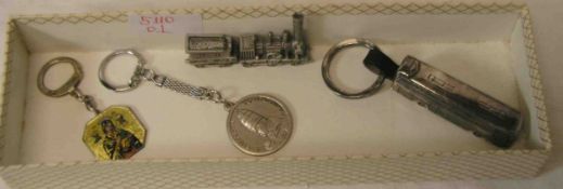 Drei Schlüsselanhänger und Miniatur-Eisenbahn