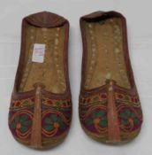 Antike orientalische Schuhe, bestickt