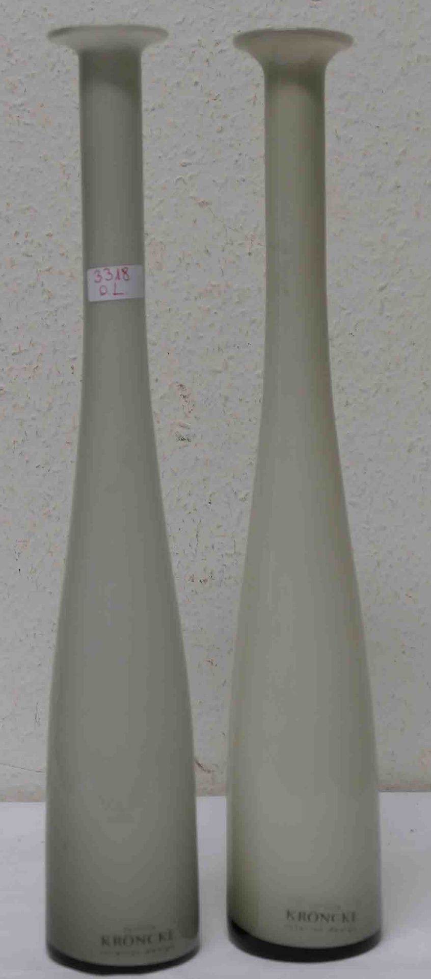 Zwei Designer-Vasen in Flaschenform